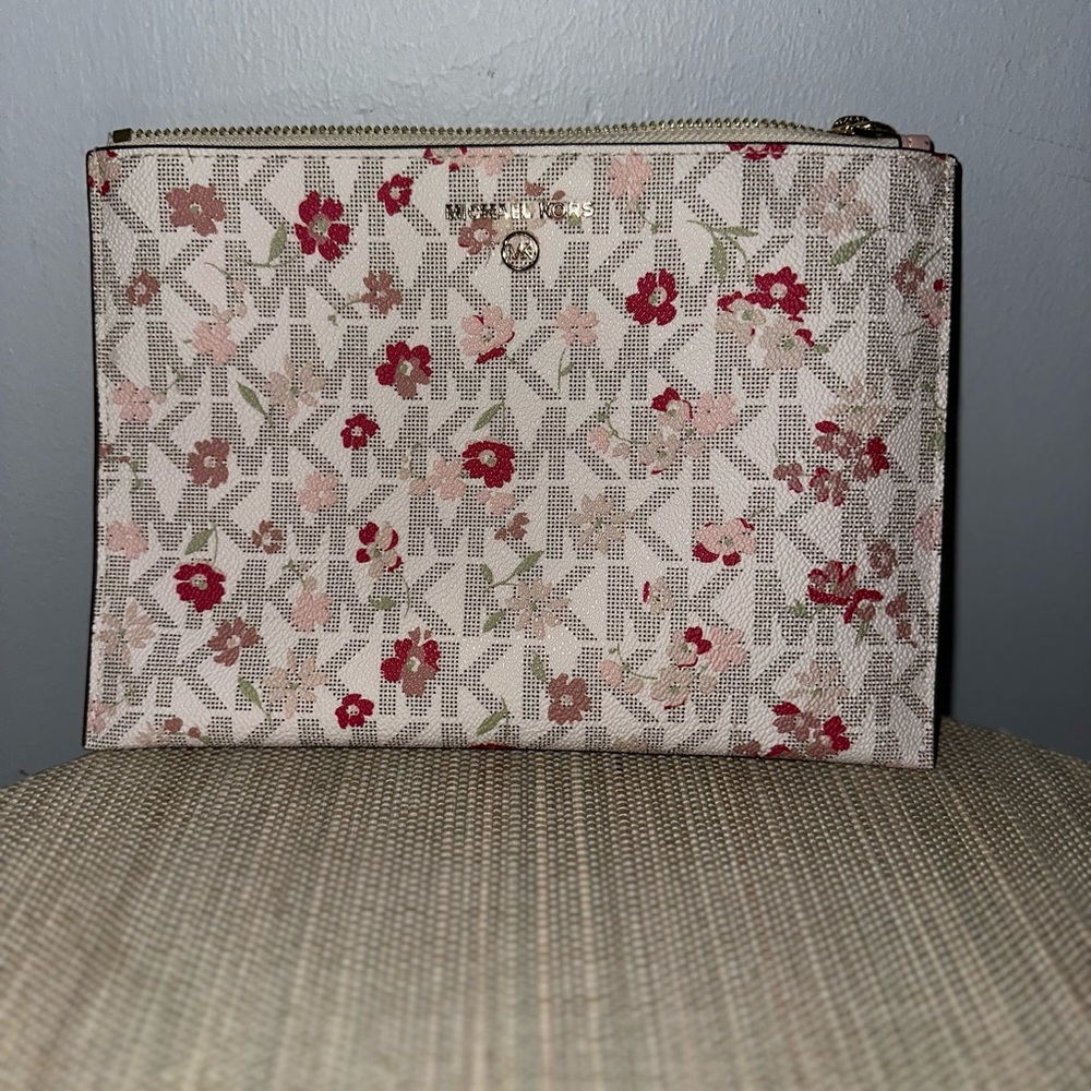 Michael kor wristlet wallet perfect for any going out!!